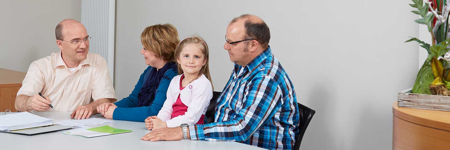 Steuerberater Thorsten Laakmann berät eine Familie